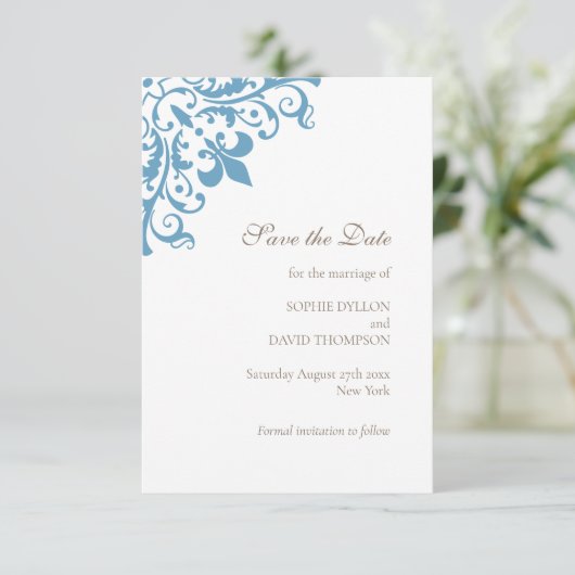 Frans Regency Blue Fleur de Lis Patroon Bruiloft Save The Date (Staand voorkant)