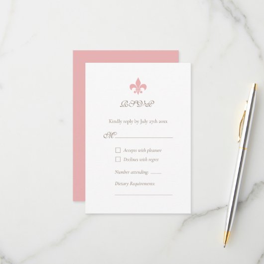 Frans Regency Pink Fleur de Lis Design Wedding RSVP Kaartje (Voorkant / Achterkant in situ)