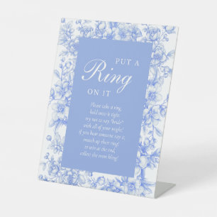 Franse bloemen iets blauw zette er een ring op reclamebord met voetstuk