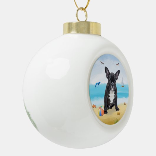 franse buldog op strand keramische bal ornament (Links)