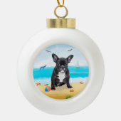 franse buldog op strand keramische bal ornament (Voorkant)