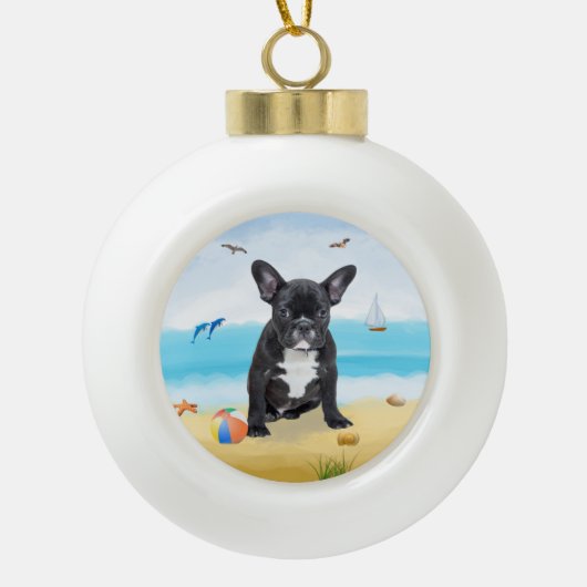 franse buldog op strand keramische bal ornament (Voorkant)