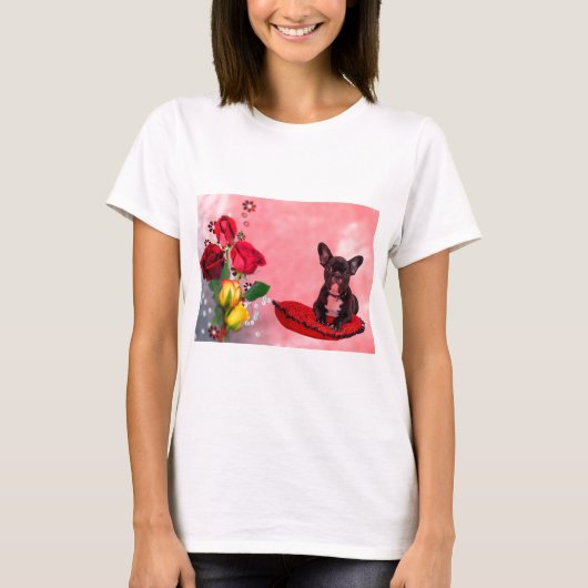 Franse buldog zitten op hart kussen en bloemen t-shirt (Voorkant)
