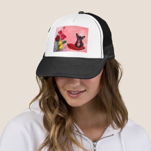 Franse buldog zitten op hart kussen en bloemen trucker pet (In situ)