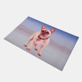 Franse buldog zitten op het strand deurmat (Schuin)
