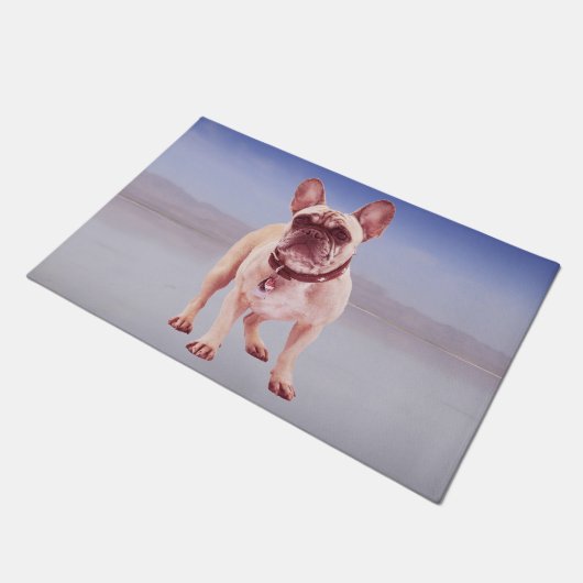 Franse buldog zitten op het strand deurmat (Schuin)
