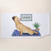 Franse Bulldog Doing Upward Dog Yoga Pose Strandlaken (Voorkant)