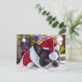 Franse Bulldog in Santa Hat onder de kerstboom Feestdagenkaart (Staand voorkant)