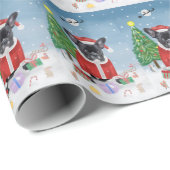 Franse Bulldog in sneeuw met kerstcadeaus Cadeaupapier (Rol Hoek)