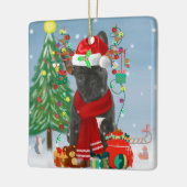 Franse Bulldog in sneeuw met kerstcadeaus Keramisch Ornament (Links)