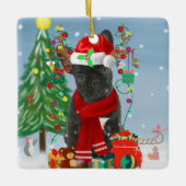 Franse Bulldog in sneeuw met kerstcadeaus Keramisch Ornament (Voorkant)