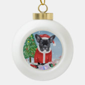 Franse Bulldog in sneeuw met kerstcadeaus Keramische Bal Ornament (Voorkant)