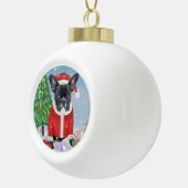 Franse Bulldog in sneeuw met kerstcadeaus Keramische Bal Ornament (Rechts)