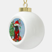 Franse Bulldog in sneeuw met kerstcadeaus Keramische Bal Ornament (Rechts)
