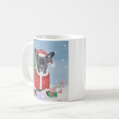 Franse Bulldog in sneeuw met kerstcadeaus Koffiemok (Voorkant links)