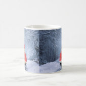 Franse Bulldog in sneeuw zitten in Kerstmis Koffiemok (Center)