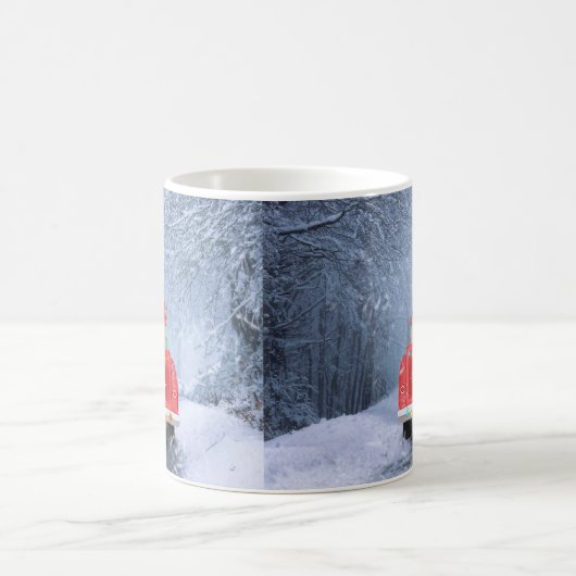 Franse Bulldog in sneeuw zitten in Kerstmis Koffiemok (Center)