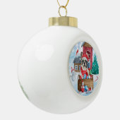 Franse Bulldog in sneeuwkersthondenhuis Keramische Bal Ornament (Links)