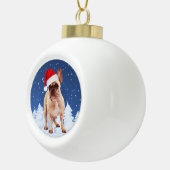 Franse Bulldog in Sneeuwkerstmis met Santa Hat Keramische Bal Ornament (Rechts)