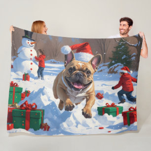 Franse Bulldog loopt in de sneeuw met kerstmuts Fleece Deken