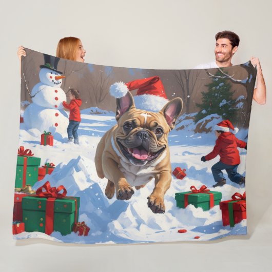 Franse Bulldog loopt in de sneeuw met kerstmuts Fleece Deken (In situ)