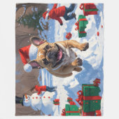 Franse Bulldog loopt in de sneeuw met kerstmuts Fleece Deken (Voorkant)