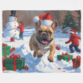 Franse Bulldog loopt in de sneeuw met kerstmuts Fleece Deken (Voorkant (Horizontaal))