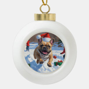 Franse Bulldog loopt in de sneeuw met kerstmuts Keramische Bal Ornament