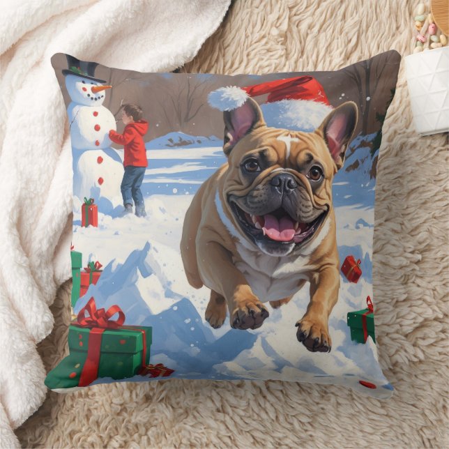 Franse Bulldog loopt in de sneeuw met kerstmuts Kussen (Deken)