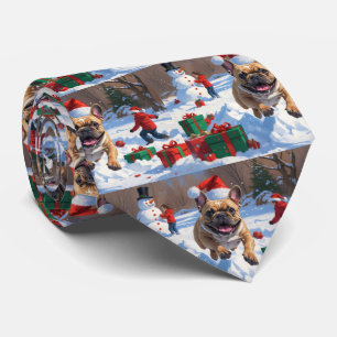 Franse Bulldog loopt in de sneeuw met kerstmuts Stropdas