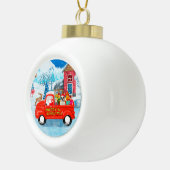 Franse Bulldog met kerstcadeau vrachtwagen sneeuw Keramische Bal Ornament (Rechts)