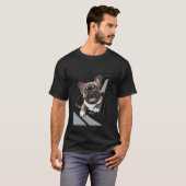 Franse Bulldog puppy gluren uit een autoraam. T-shirt (Voorkant volledig)