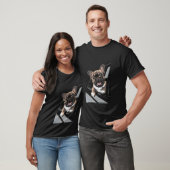 Franse Bulldog puppy gluren uit een autoraam. T-shirt (Unisex)
