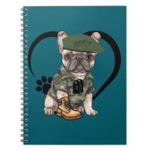 Franse Bulldog Puppy in Camo Outfit & Groene Baret