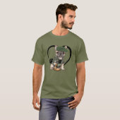 Franse Bulldog Puppy in Camo Outfit & Groene Baret T-shirt (Voorkant volledig)