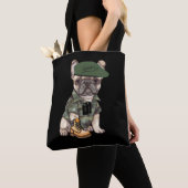 Franse Bulldog Puppy in Camo Outfit & Groene Baret Tote Bag (Dichtbij)
