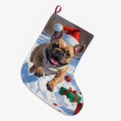 Franse Bulldog rent in de sneeuw met kerst Pet Grote Kerstsok (Voorkant (Hangend))