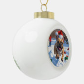 Franse Bulldog rent in de sneeuw met kerst Pet Keramische Bal Ornament (Links)