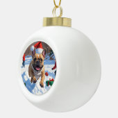 Franse Bulldog rent in de sneeuw met kerst Pet Keramische Bal Ornament (Rechts)