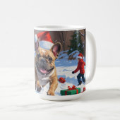 Franse Bulldog rent in de sneeuw met kerst Pet Koffiemok (Voorkant rechts)