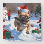 Franse Bulldog rent in de sneeuw met kerst Pet Vierkante Klok (Voorkant)