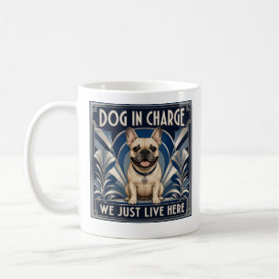 Franse Bulldog runt het huis. Koffiemok