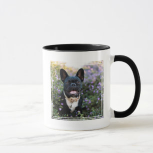 Franse Bulldog Stands in Flowers Mok