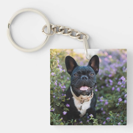 Franse Bulldog Stands in Flowers Sleutelhanger (Voorkant)