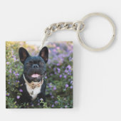 Franse Bulldog Stands in Flowers Sleutelhanger (Achterkant)
