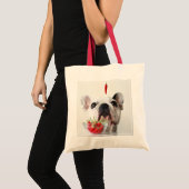 Franse bulledog kijkt naar een rode hond tote bag (Voorkant (product))
