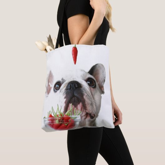 Franse bulledog kijkt naar een rode hond tote bag (Dichtbij)