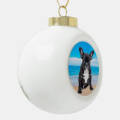 Franse bulledog op strand keramische bal ornament (Links)