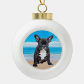 Franse bulledog op strand keramische bal ornament (Voorkant)