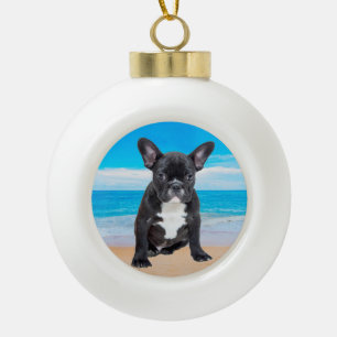 Franse bulledog op strand keramische bal ornament